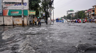 Bão số 8 giật cấp 16 tiến vào Biển Đông, gây mưa lớn