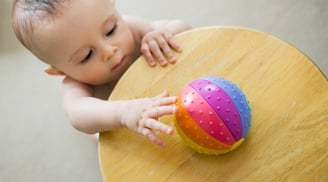 Vận động ở trẻ từ 6 - 12 tháng tuổi như thế nào để bé thông minh, khỏe mạnh?
