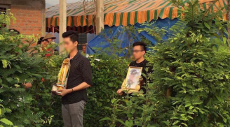 Chuyện tình cảm động phía sau bức ảnh chàng trai lặng mình cầm di ảnh người yêu...