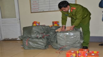 Bắt giữ trên 1 tạ pháo vận chuyển bằng xe khách