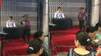 Cậu bé bán vé số mời mãi không ai mua, vừa cất giọng hát thì kết quả thật bất ngờ...