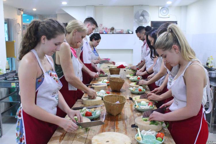 'Ngã ngửa' với sao Việt SHBET 1000 World Cup tiền tỉ nhưng vẫn đi dép lê