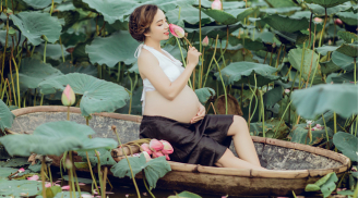 Ngẩn ngơ ngắm vẻ đẹp dịu dàng của mẹ bầu bên hoa sen