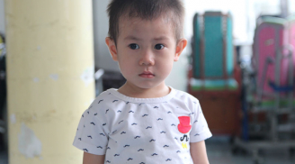 Bé trai kháu khỉnh bị bỏ rơi ở trung tâm Sài Gòn: “Con rất nhớ mẹ, con mong mẹ đến đón con về”