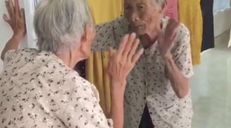 Cụ bà 'buôn dưa lê' với 'bạn thân' trong gương khiến bao người rưng rưng xúc động