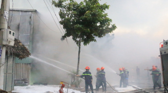 'Bà hỏa ghé thăm' thiêu rụi nhà xưởng gần 1000m2 và lan sang nhà các hộ dân bên cạnh