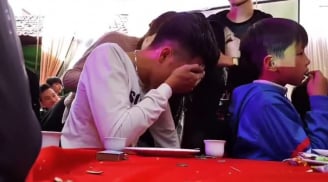 CLIP: Ngày người yêu cũ đi lấy chồng, có một chàng trai ngồi 'khóc hơn mưa' nhìn người ta sánh bước bên tình mới