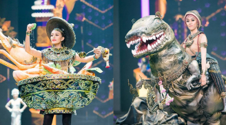 Thí sinh Hoa hậu Hòa bình Thái Lan cưỡi khủng long, bê bát lẩu tom yum vừa vắt chanh vừa diễn trên sân khấu.