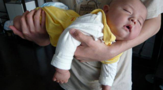 Bà ru cháu ngủ cực nhanh bằng cách này, tới khi mẹ đưa con đi khám thì 'phát điên'
