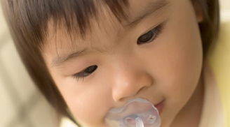 Thói quen tưởng vô hại của trẻ lại khiến cả hàm răng lộn xộn, khấp khểnh mẹ phải CHẤN CHỈNH ngay cho bé