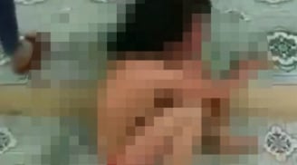 Nữ sinh lớp 9 bị nhóm bạn học lột quần áo, đánh đập dã man ngay tại trường gây phẫn nộ