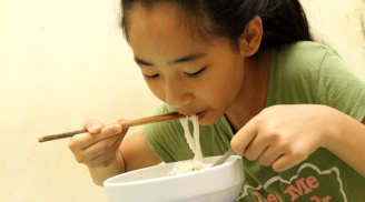 Cho trẻ ăn mỳ tôm là “dại”, nhiều bà mẹ vẫn hồn nhiên cho con ăn, hãy đọc để không rước họa