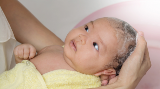 4 sai lầm khi tắm cho trẻ sơ sinh khiến bé gặp nguy hiểm, dành 1 phút đọc để bảo vệ bé yêu