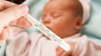 Cảnh báo từ vụ: Con 1 tháng tuổi bị sốt, mẹ quấn thêm áo và cái kết đau buồn