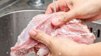 Đừng chần hay rửa trực tiếp, bạn phải dùng thứ này thịt lợn mới sạch hết bụi bẩn