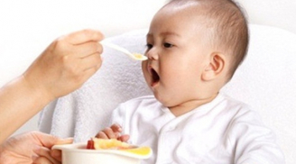 Cho con ăn dặm kiểu này bảo sao bé nuôi mãi không lớn