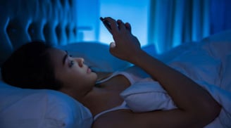 Mải mê dùng điện thoại kiểu này, bảo sao ngày càng nhiều người trẻ bị ung thư