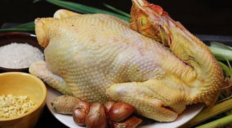 Chuyên gia bật mí về cách chọn gà mổ sẵn ngon, lướt qua là biết hàng ta chính hãng