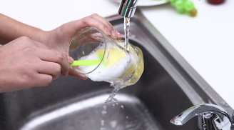 Mẹo nhỏ giúp ly thủy tinh bẩn sạch bóng như mới chỉ trong 1 phút