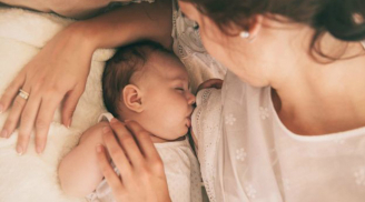 Mẹ trẻ vẫn cho con bú theo cách này, chẳng trách dù tẩm bổ thế nào con vẫn không cao nổi