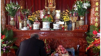 Đặt loài hoa này lên bàn thờ Thần Tài phật ý, quay mặt bỏ đi, bạn có cầu khấn thế nào cũng vô ích
