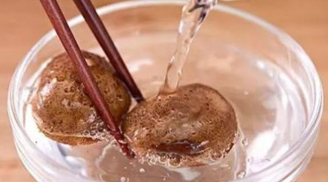 Chỉ rửa nấm bằng nước thì không sạch, làm thêm bước này bụi bẩn sẽ tự động bong ra hết