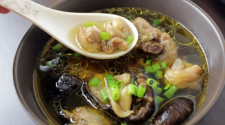 Tết đến, mẹ đảm nấu canh gà nấm vừa ngon vừa giàu dinh dưỡng, ai cũng thích mê