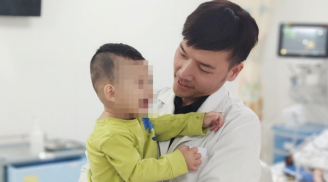 Bé trai 2 tuổi cấp cứu do người nhà cho uống nhầm dầu xoa bóp