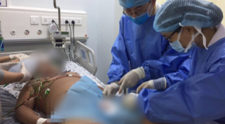 Bị 2 bạn nhấn đầu xuống hồ bơi trong lúc nô đùa, bé trai 14 tuổi rơi vào nguy kịch