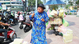 Người đàn ông mang Tết về Sài Gòn: Nhảy nhót bán bánh, 'tặng kèm' cả niềm vui