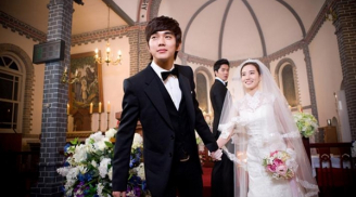Bạn gái đi lấy chồng, chàng trai đạp  xe đạp xông vào hôn trường dắt tay cô dâu bỏ chạy