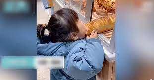 Thấy bé gái lén ăn vụng chiếc bánh mì, ông chủ cửa hàng nói 1 câu khiến ai cũng thầm khâm phục