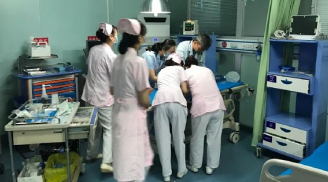 Bố thích oai với họ hàng, cho con nhấp thử chút rượu, 2 bé sinh đôi 1 tổn thương não, 1 không qua khỏi