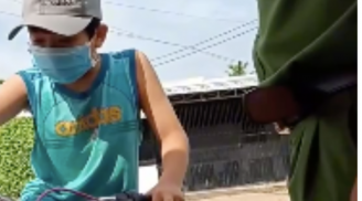 Cậu bé xin qua chốt mang đồ cho bà ngoại, cán bộ hỏi 'mẹ đâu' và câu trả lời khiến ai cũng lặng người