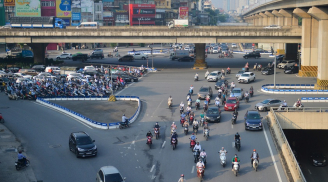 Đường phố Hà Nội nhộn nhịp trở lại trong ngày đầu nới lỏng giãn cách xã hội