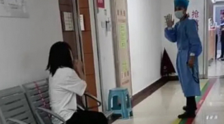 Bố mẹ đi chơi bỏ quên con 3t trong ô tô: Mẹ khóc lóc cầu cứu, BS nói không còn dấu hiệu sống