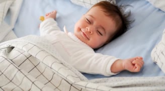 Bố ngủ say tít, con gái nhỏ phải tự làm điều này khiến ai thấy cũng phải xuýt xoa