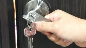 Cắm chìa khóa vào cửa trước khi đi ngủ sẽ tránh được trộm: Biết lý do bạn sẽ làm theo răm rắp