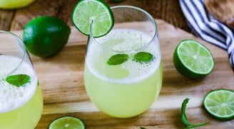 Uống nước chanh vào buổi sáng rất tốt nhưng uống trước hay sau khi ăn sáng mới đúng?
