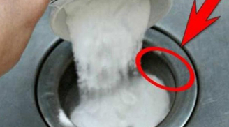 Mang cốc muối đổ vào bồn cầu, tác dụng tuyệt vời tiết kiệm tiền triệu mỗi năm