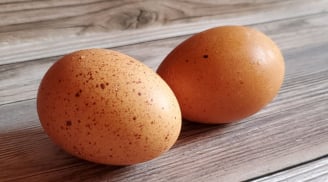Vì sao mua trứng gà không nên chọn quả to, quả có đốm: Nhiều bà nội trợ vẫn chưa biết lý do