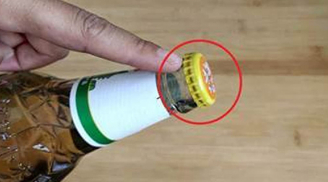 Nắp chai bia có một điểm nhỏ, cứ nhắm vào đấy mà bật nắp là ra ngay, không cần dụng cụ phức tạp