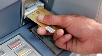 Đi rút tiền ở máy ATM gặp dấu hiệu này thì dừng phải lại ngay, coi chừng tiền 'không cánh mà bay'