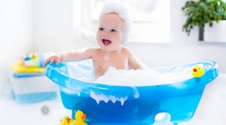 4 sai lầm cần tránh khi tắm cho trẻ sơ sinh, nhất là điều thứ hai mẹ bỉm sữa nào cũng mắc phải