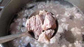 Thịt bò càng chần sẽ càng bẩn: Làm thêm bước này máu và chất bẩn sẽ tự động chảy ra