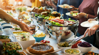 Nhân viên nhà hàng nói: Đi ăn buffet nhớ cẩn thận với 2 loại đồ ăn này, hầu hết ai cũng rất thích
