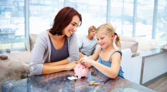 Khi con hỏi 'Nhà mình nghèo phải không?' bạn trả lời thế nào?Câu trả lời của cha mẹ quyết định tương lai của con