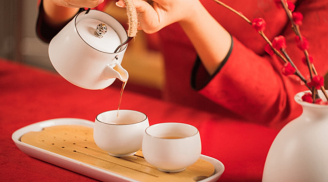 “Trà đầy khinh người, rượu đầy kính người”- Ý nghĩa ẩn bên trong lời cổ nhân nói này là gì?