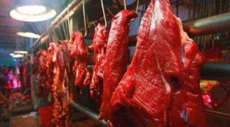 Người bán hàng để thịt lợn dưới bàn nhưng lại treo thịt bò lên cao, mục đích của họ là gì?