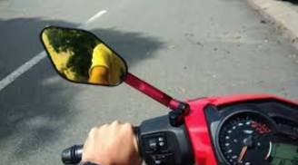Xe máy thiếu gương chiếu hậu bên trái bị phạt bao nhiêu tiền? Bắt buộc phải lắp gương bên nào?